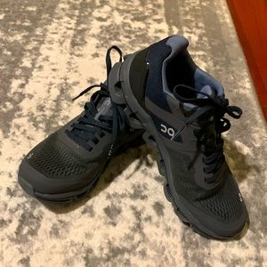 On Cloud running shoes size 5.5